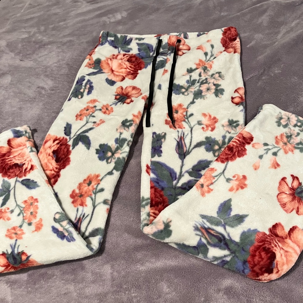 NWOT Rene Ricci Floral Fleece Large Pajama Pants for Women. 100% Polyester.